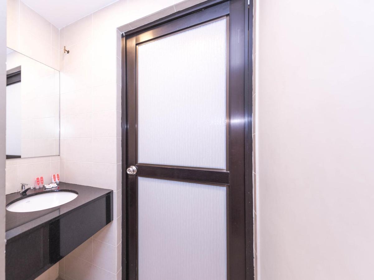 Oyo 89421 Pp Island Hotel George Town Buitenkant foto
